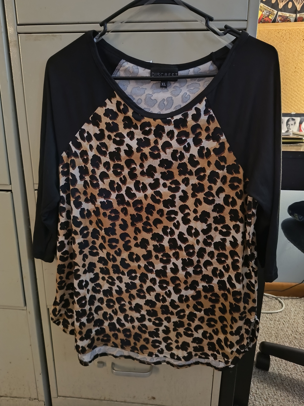 Discreet Black and Brown Leopard Raglan Short Sleeve Top